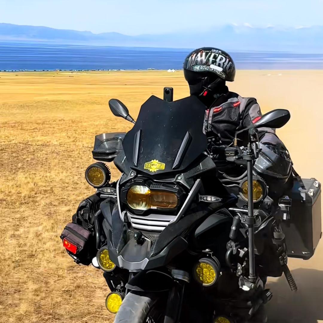 机车大书与装备（空调盔在橱窗）