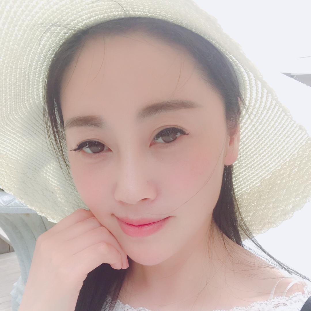 颜如玉.