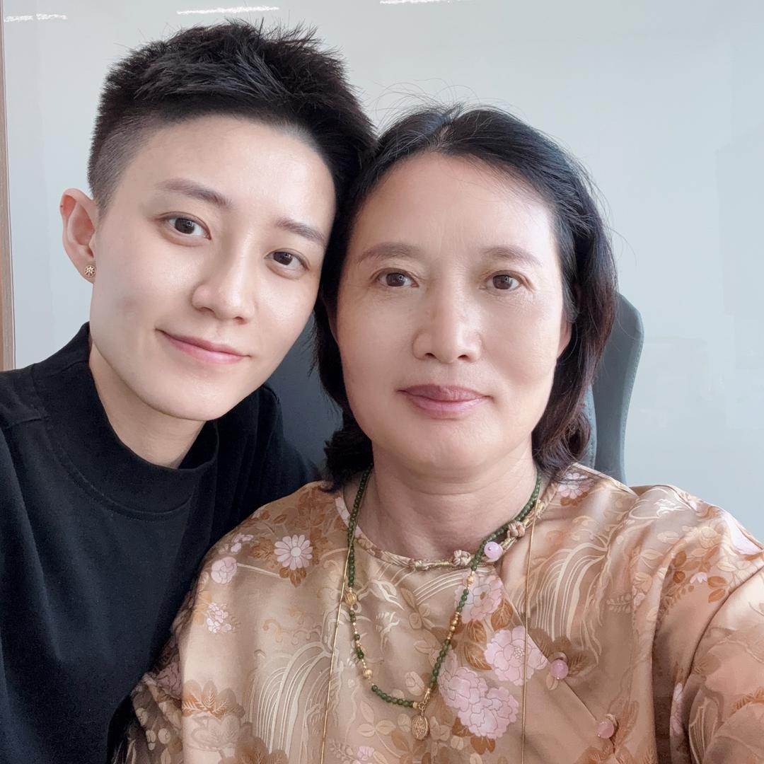 短发女儿的飒妈