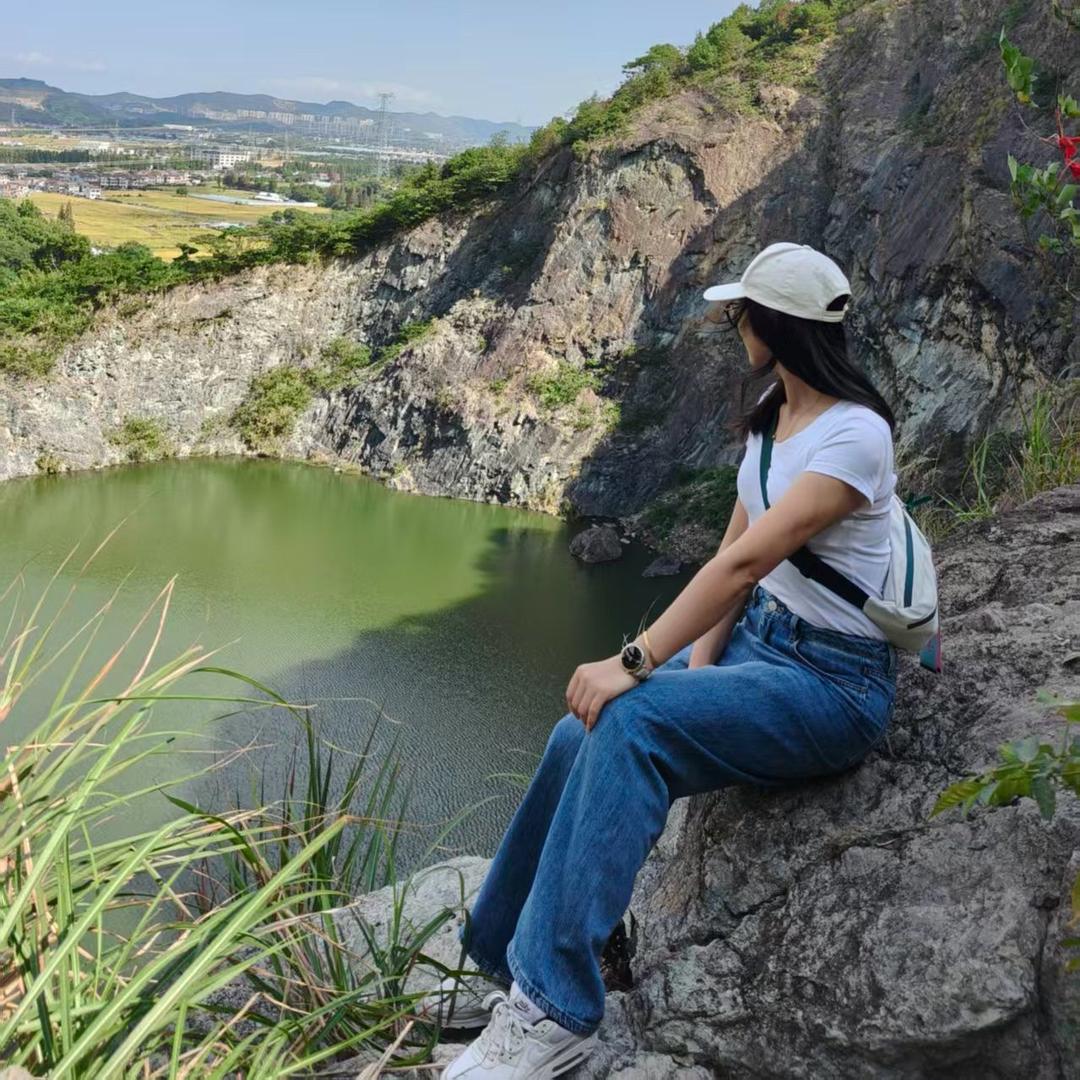 爱逛山的芳阿姨