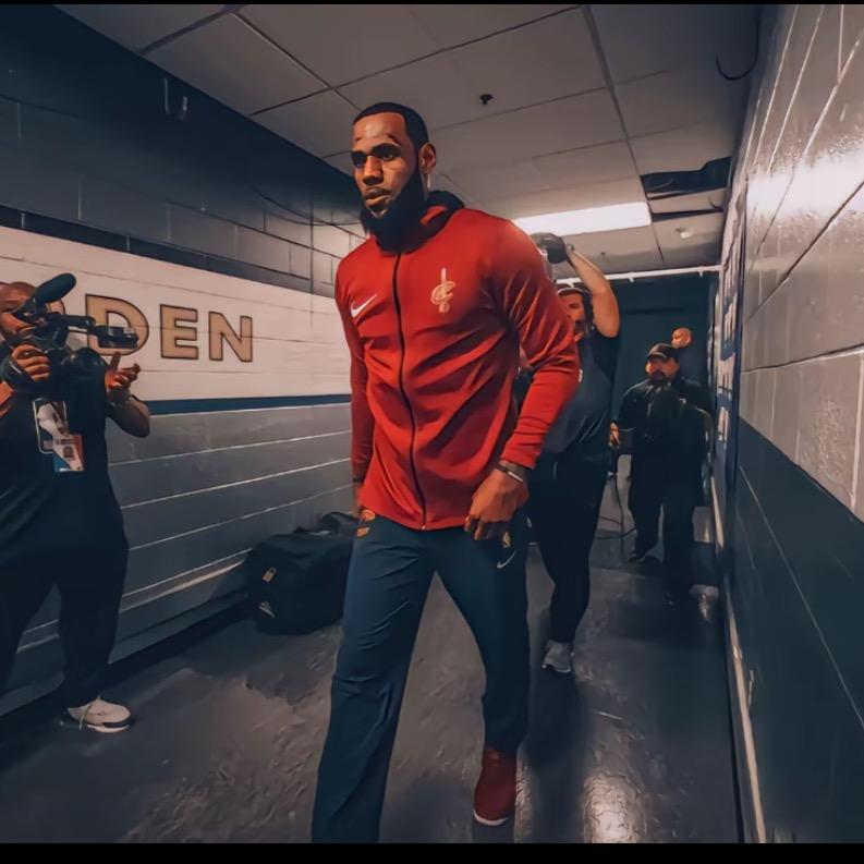 蓝桉长在洱海边.