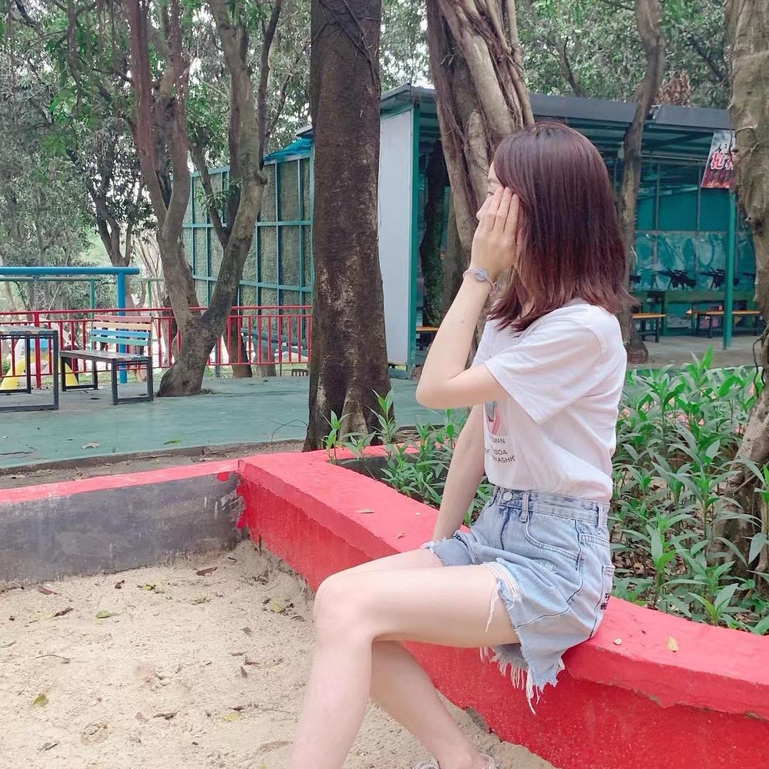 两颗虎牙(小霞)