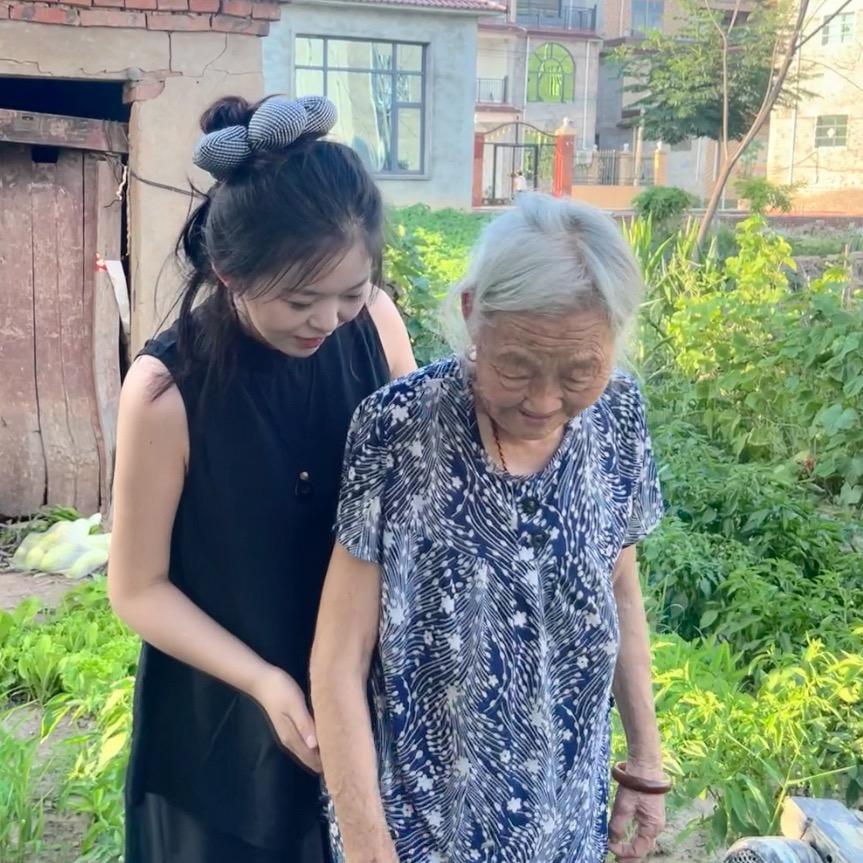 腼腆小美