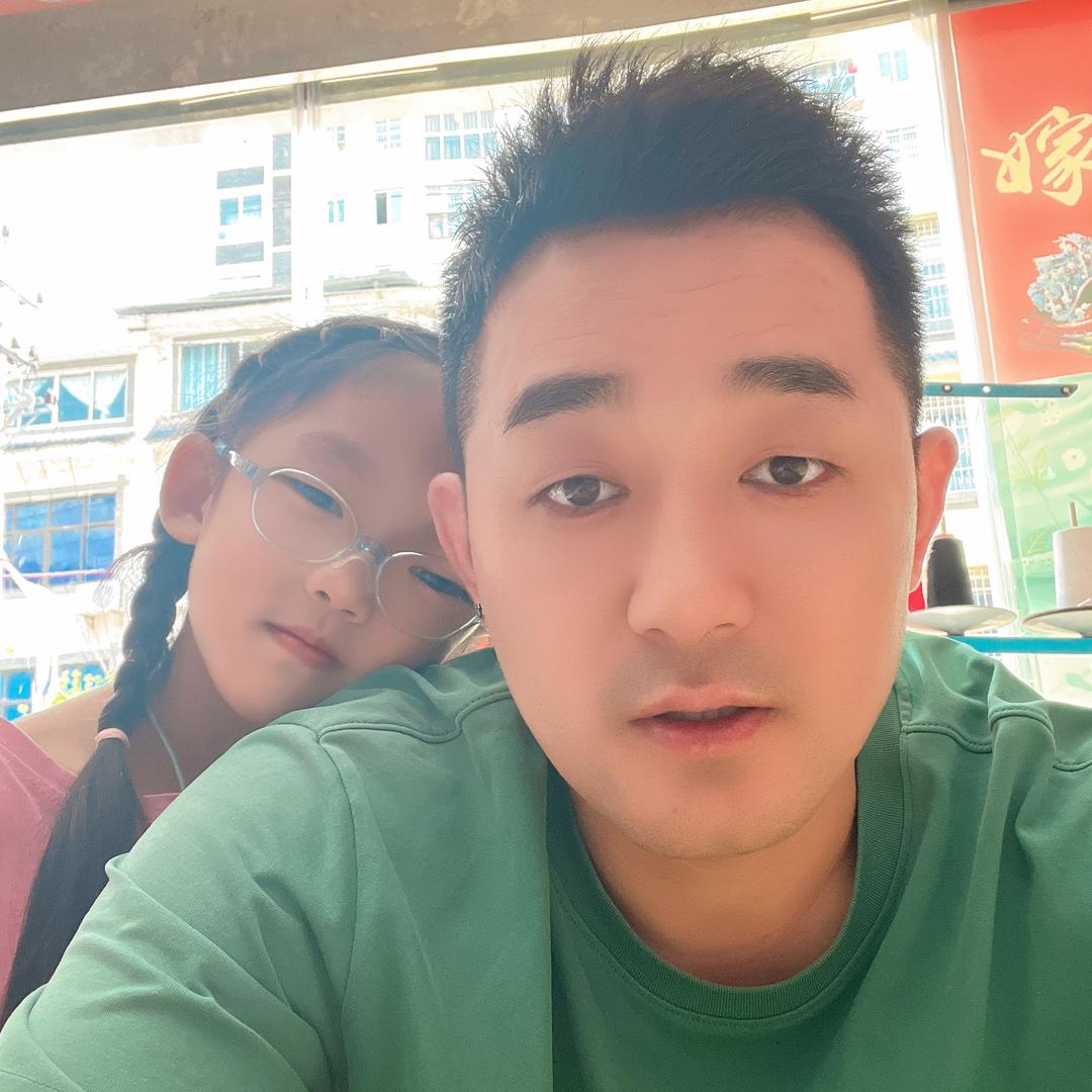 任华。