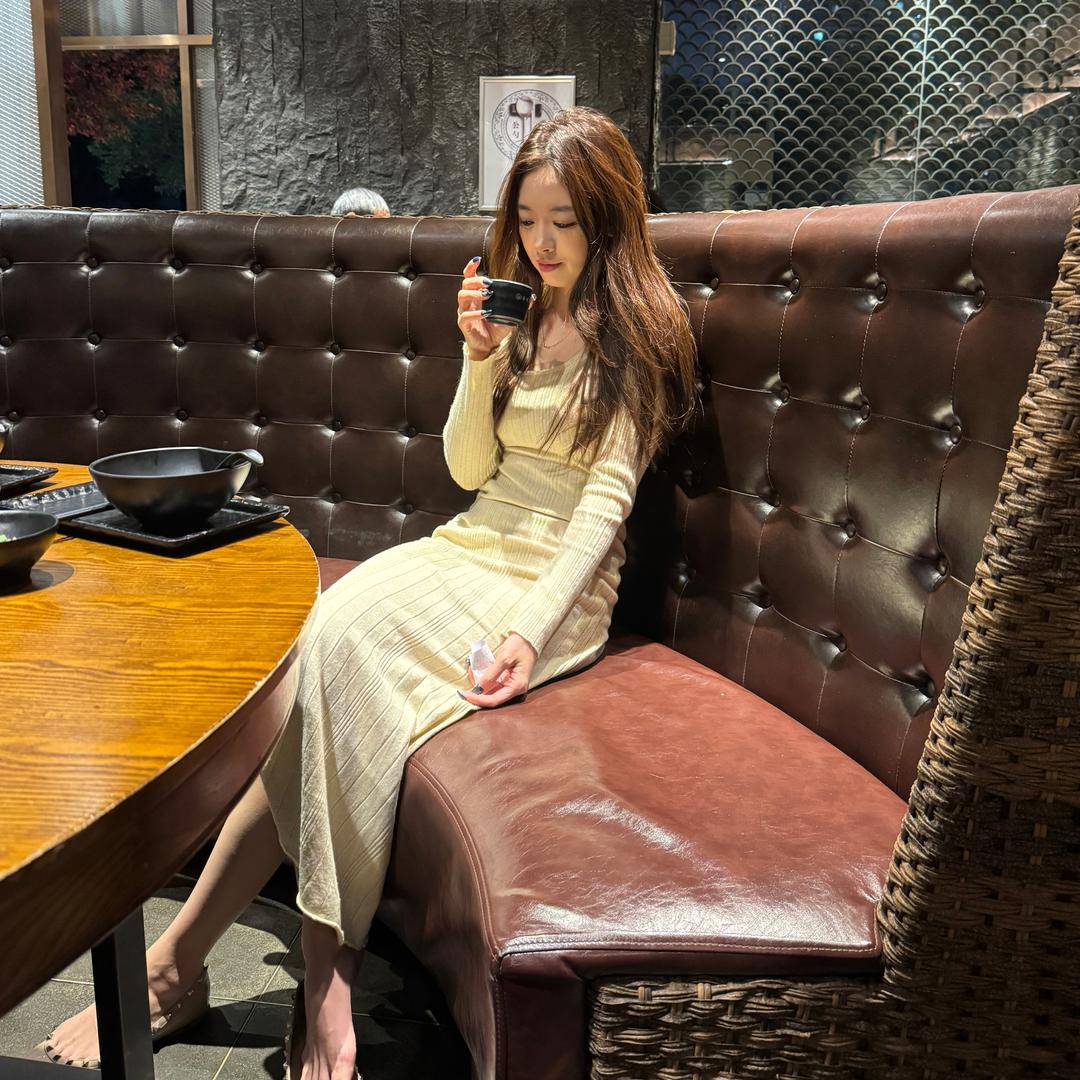 很开心一女的