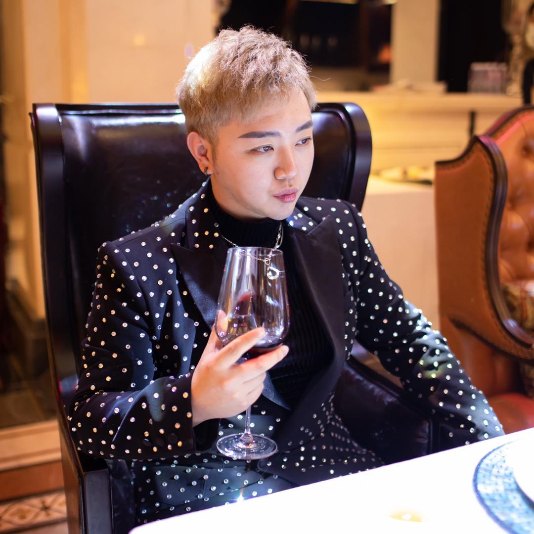 主持人杨傲