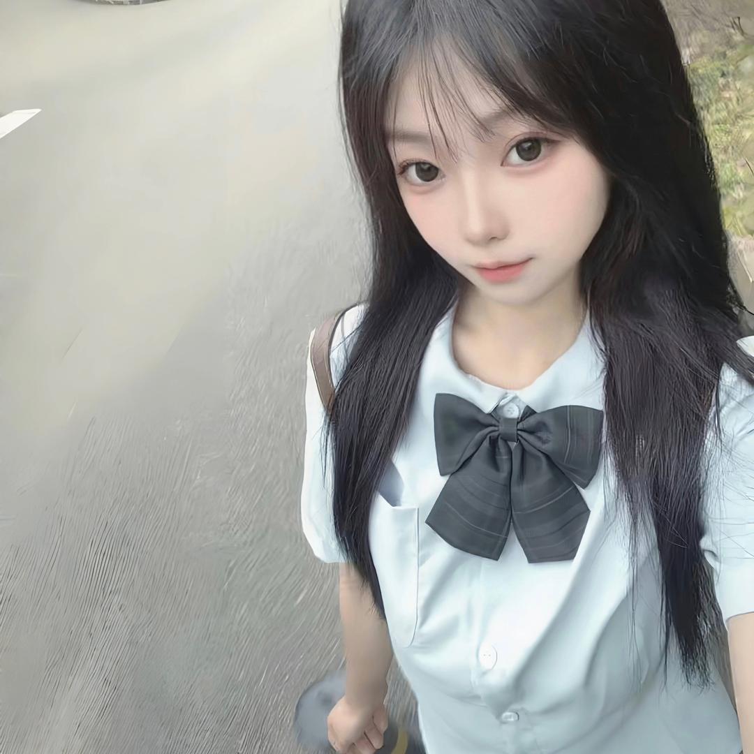 爱啃桃子的少女