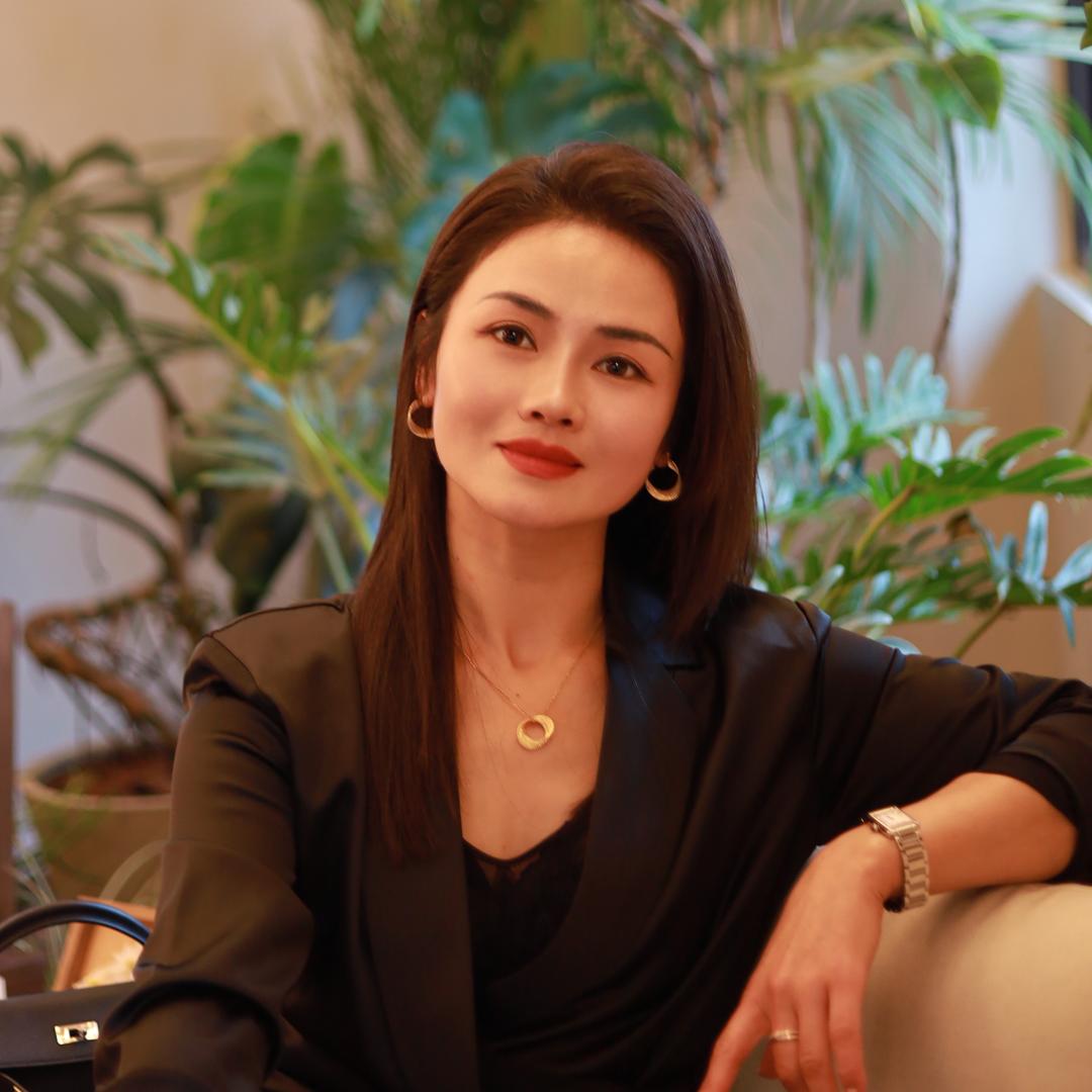 军盾门窗厂家  大脸妹