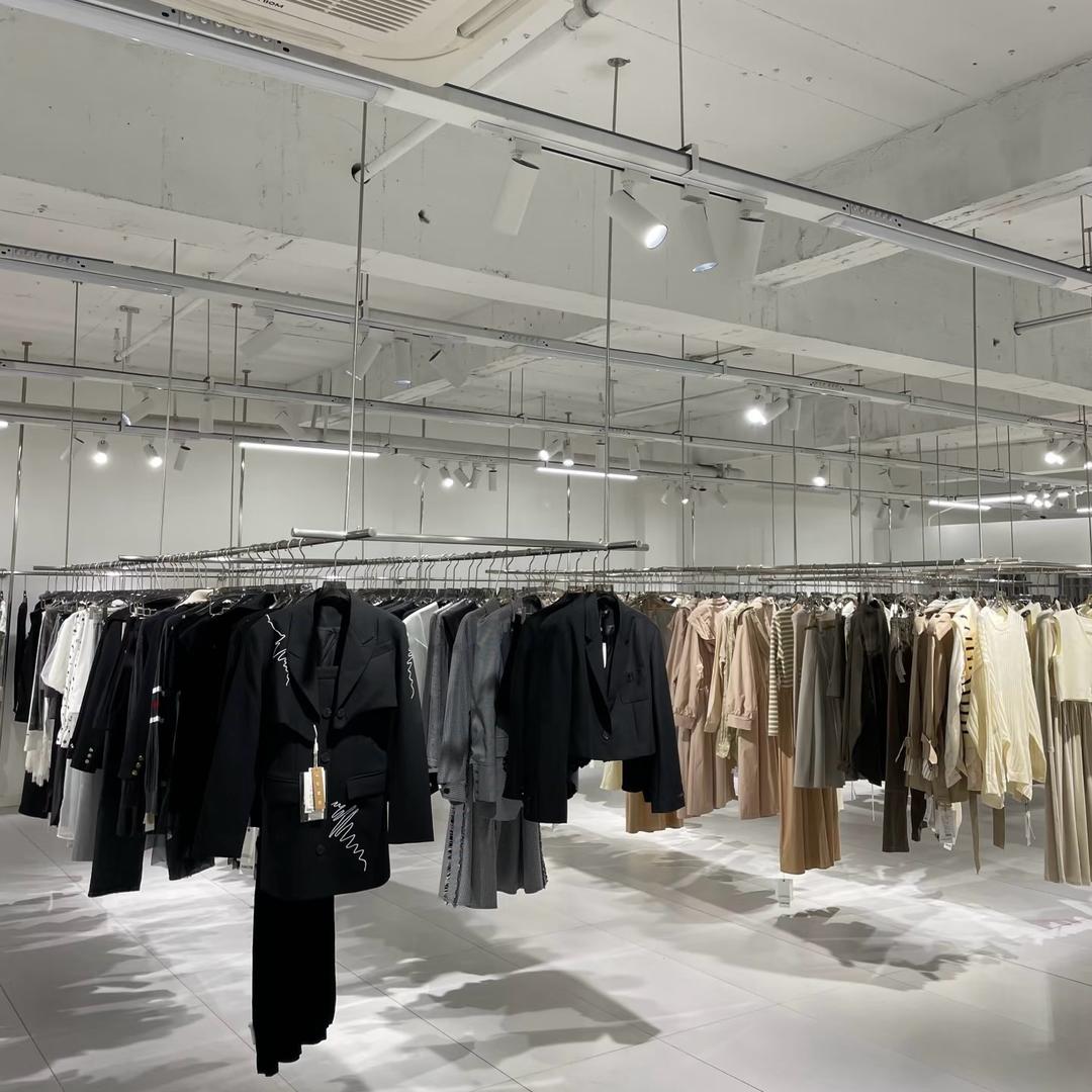 白芷服装工厂店