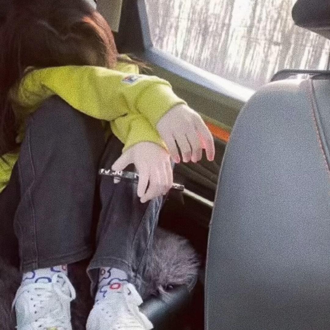彤.