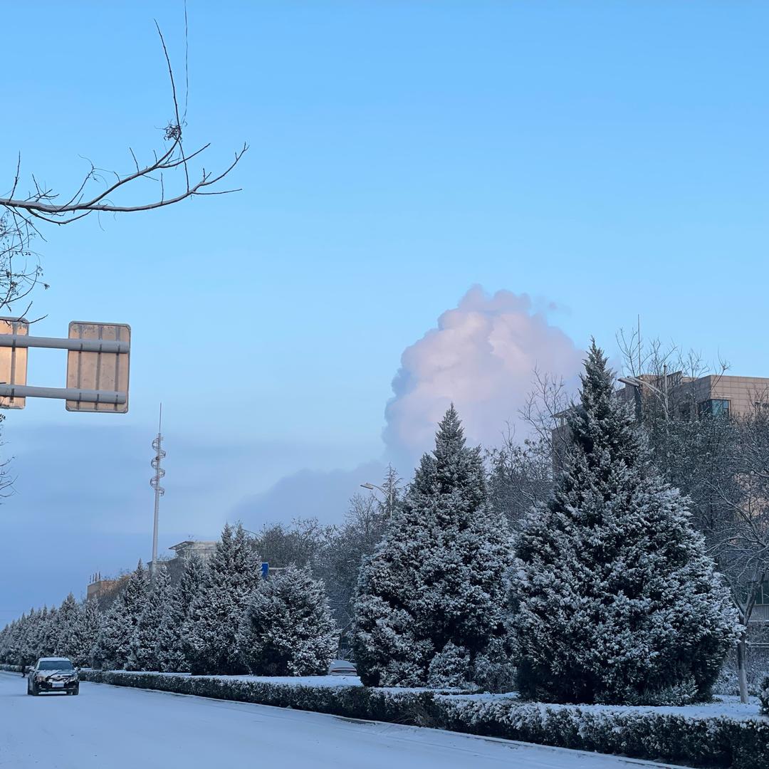 一个爱踢足球的土木人