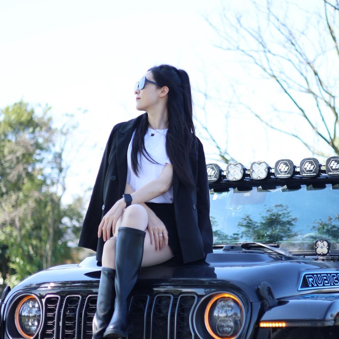 爬坡上坎的女摄影师（软装ing)