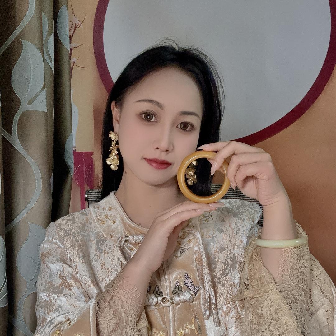 金灿灿的黄龙玉