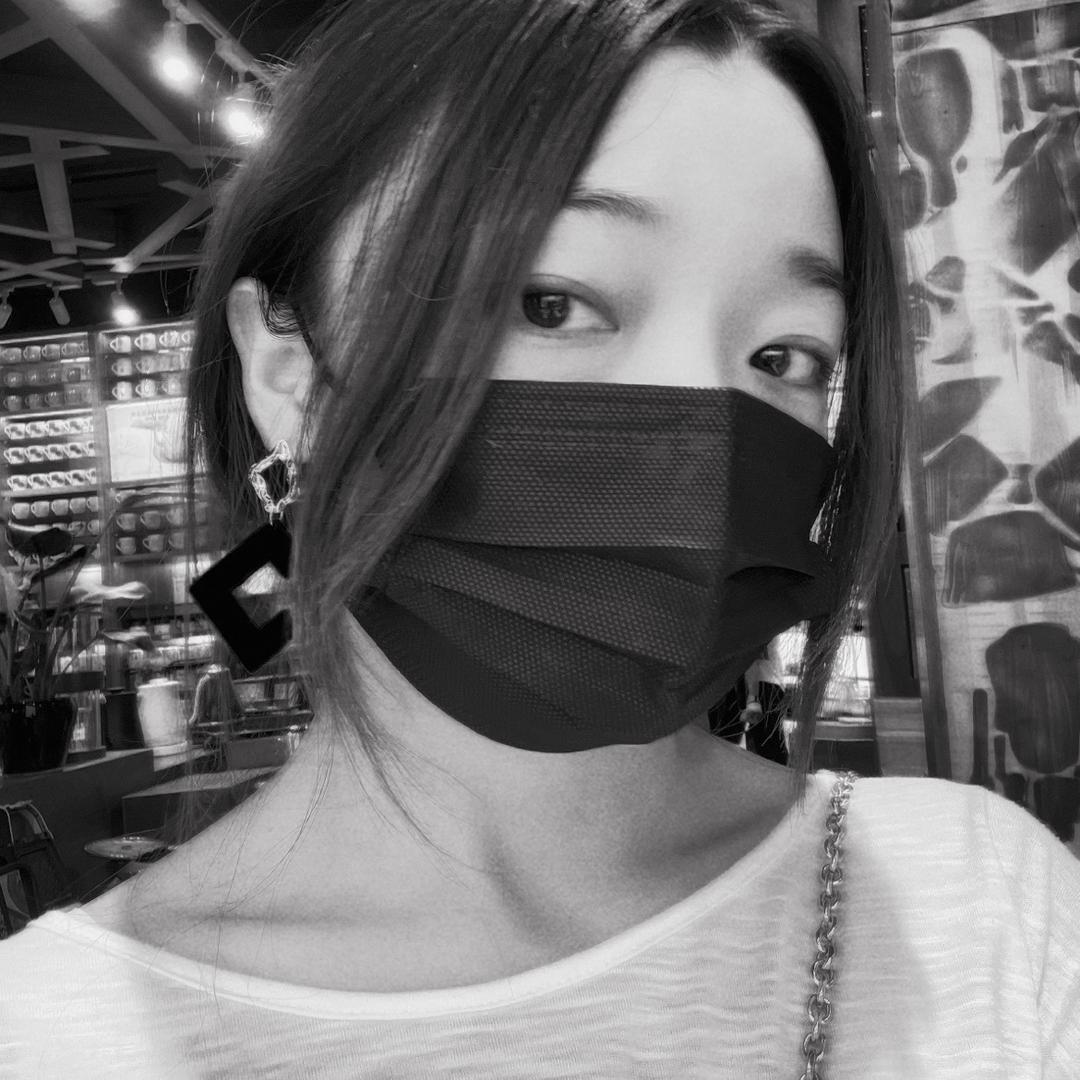 小猫咪爱吃鱼嘻嘻