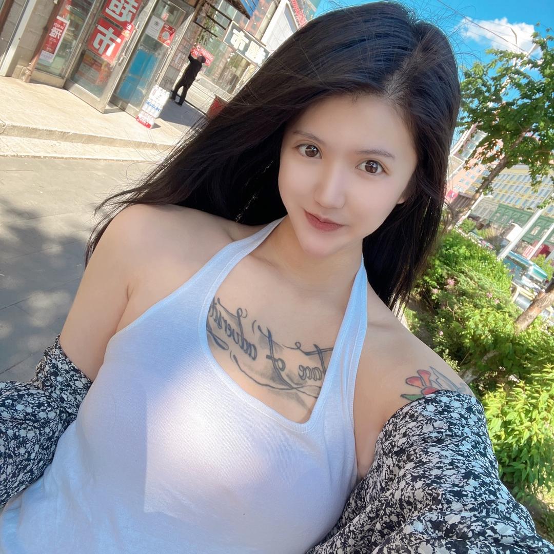 张雯.