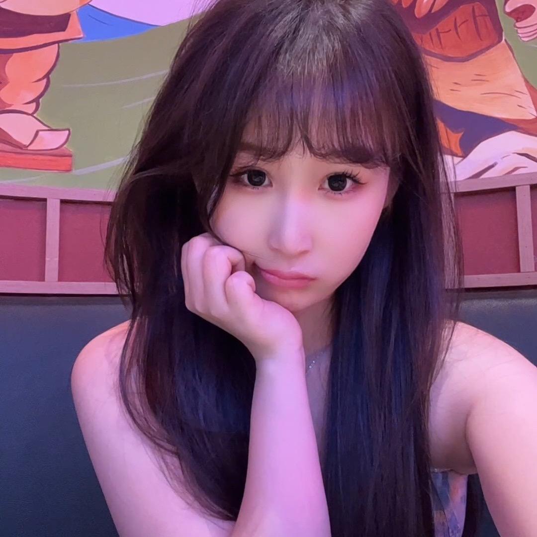 像个小孩的阿姨