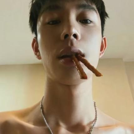 偷看你几眼