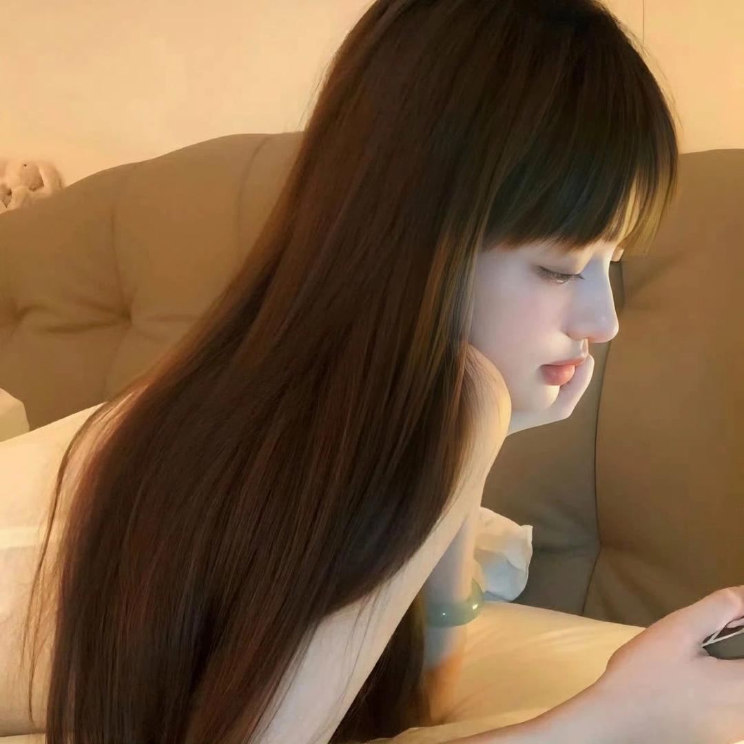 一个女的