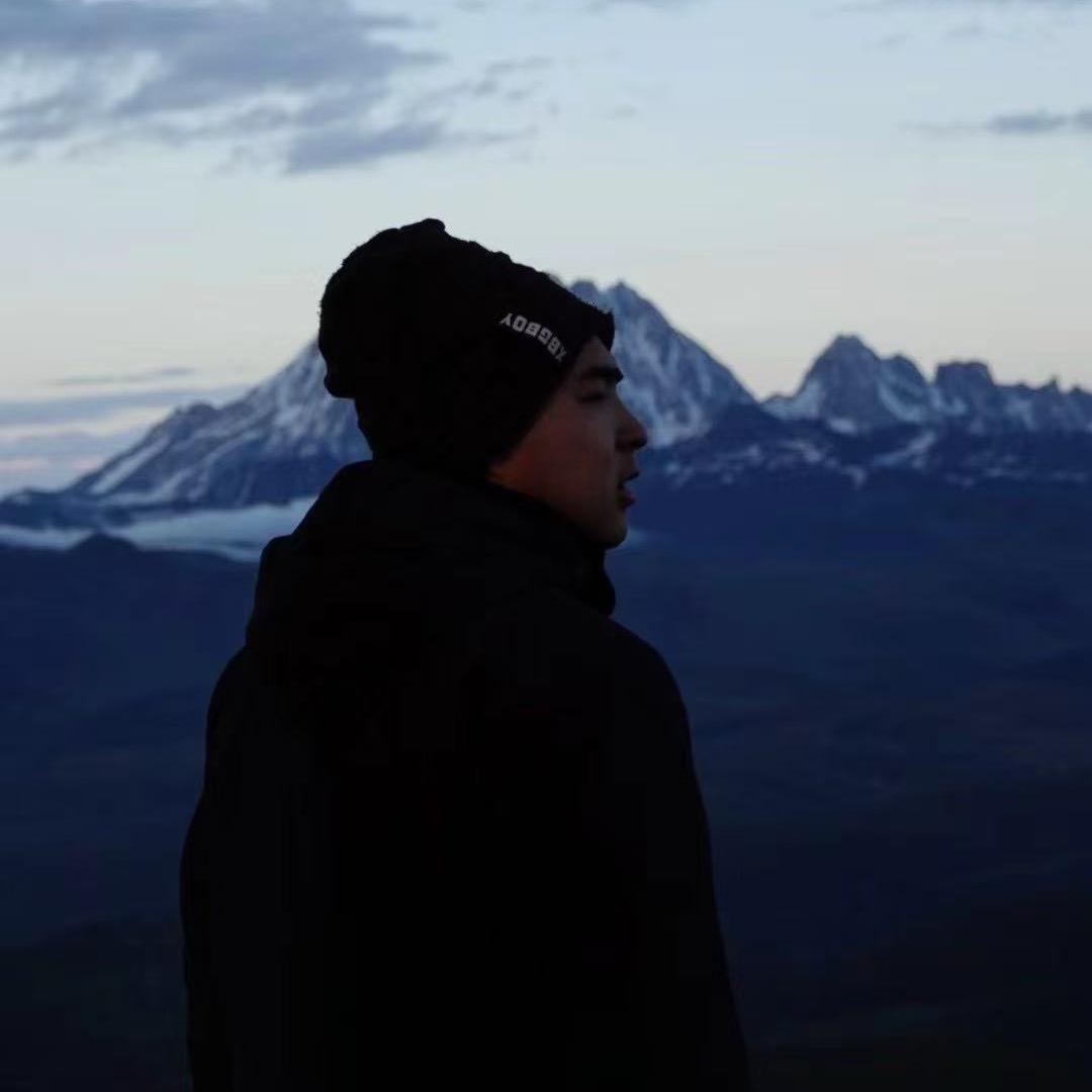 大乔扛着深蓝跑