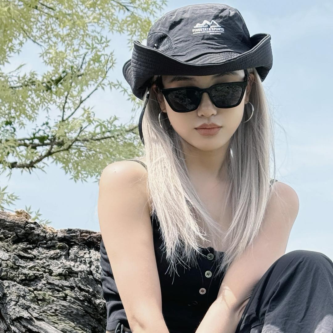 爱化妆的丫头子