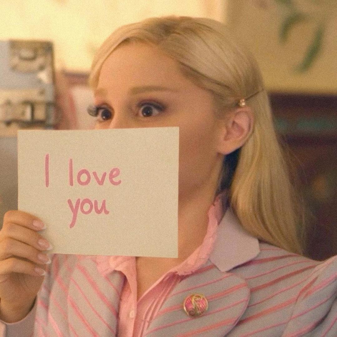 ArianaGrandeShop