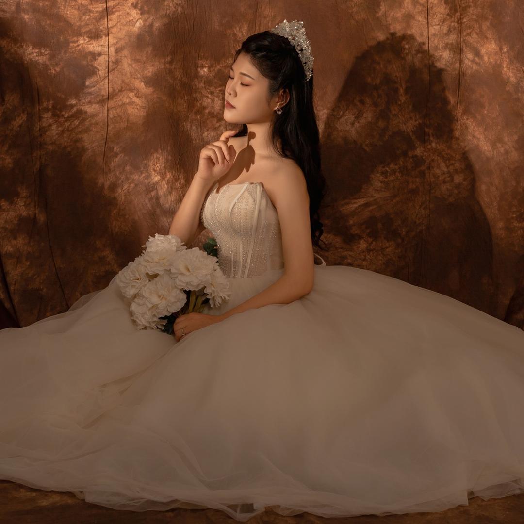 学着大人模样做妈妈