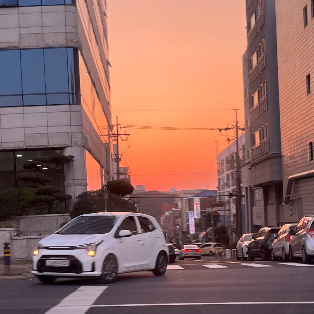 小声哼哼