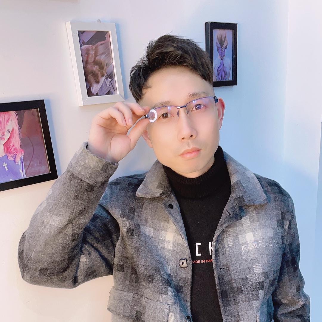 汉川减龄发型设计达人托尼严