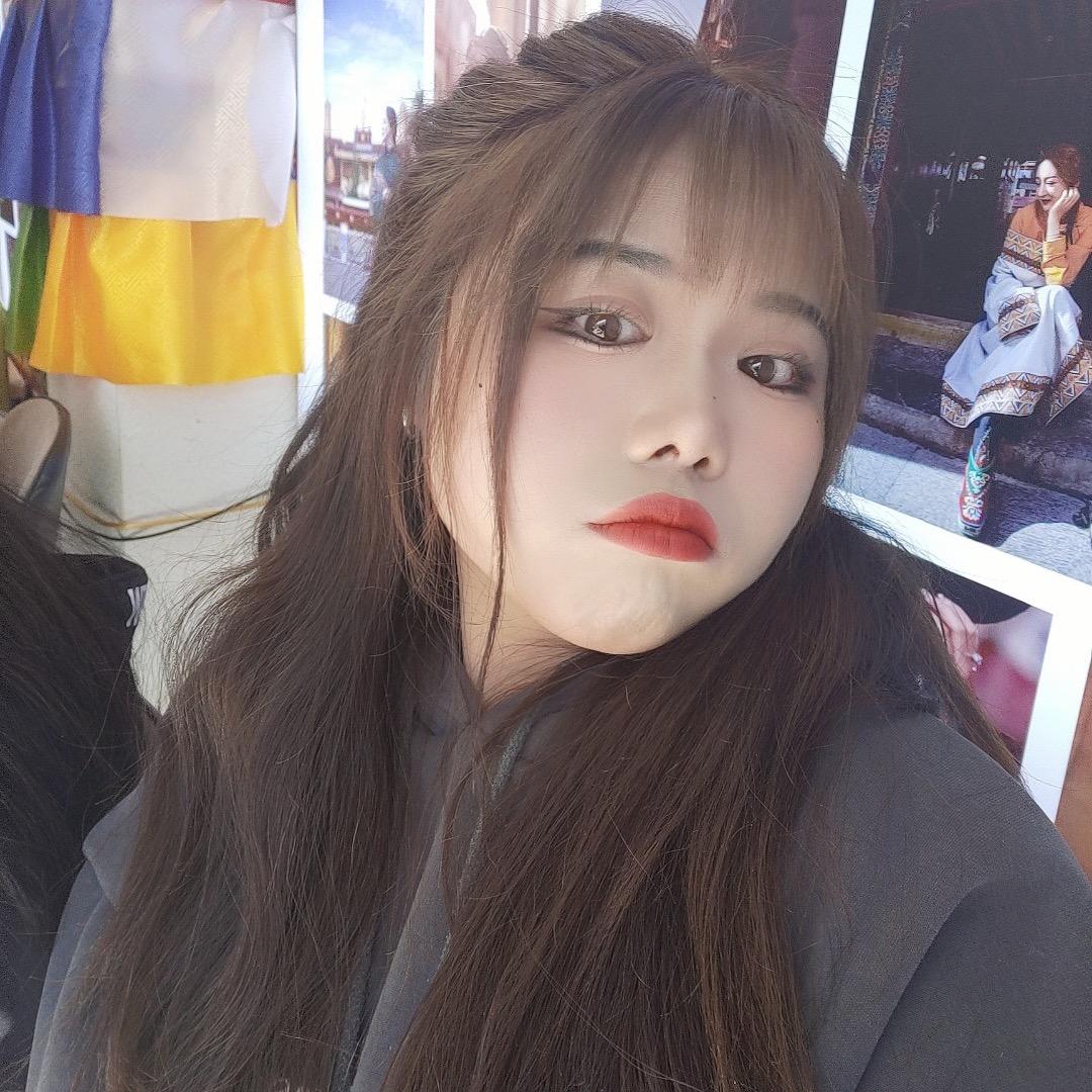 爱化妆的娅娅