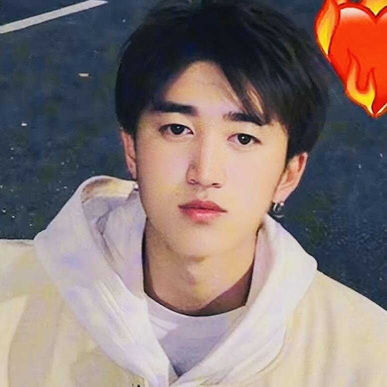 (￣💜💙ё💚🖤￣)