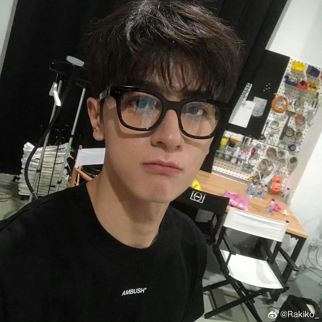 小狗骑老头过马路