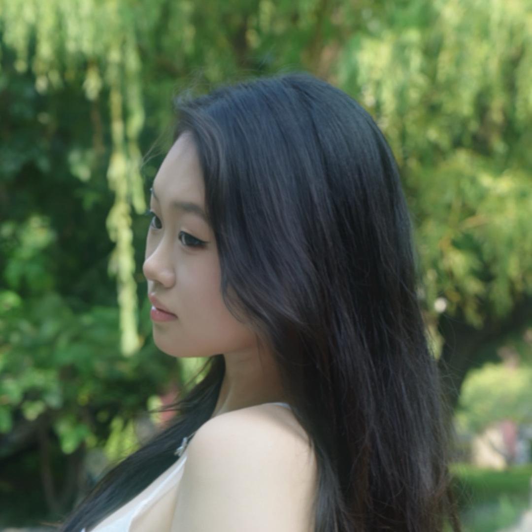 七月晨曦的巴塞罗熊