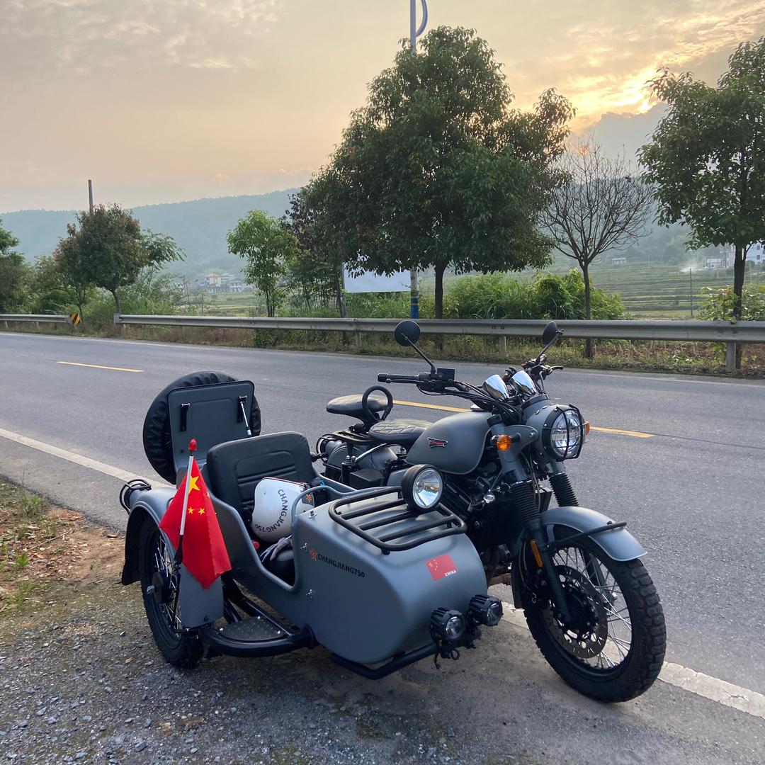 开着拖拉机奔向春天