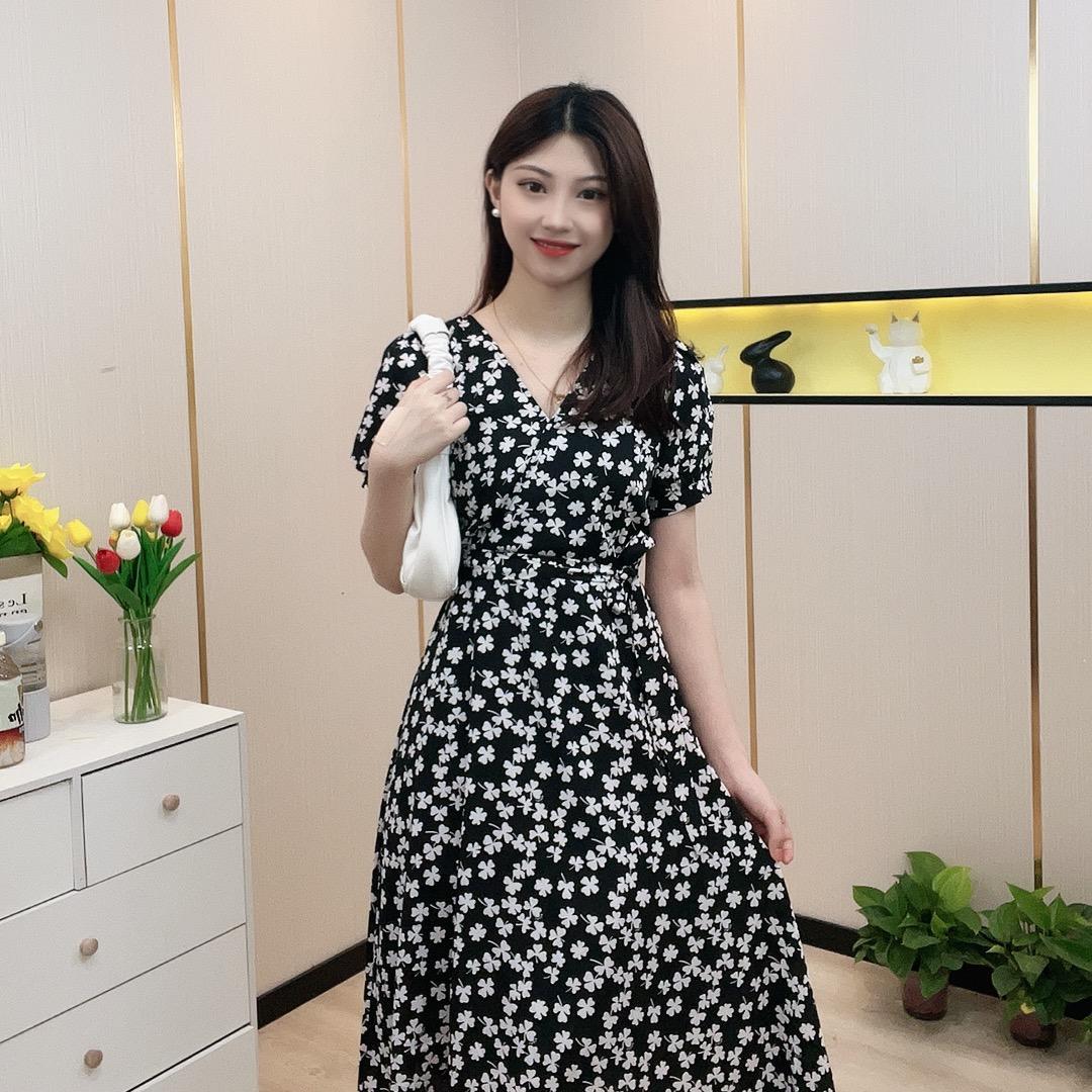 依烁服装店
