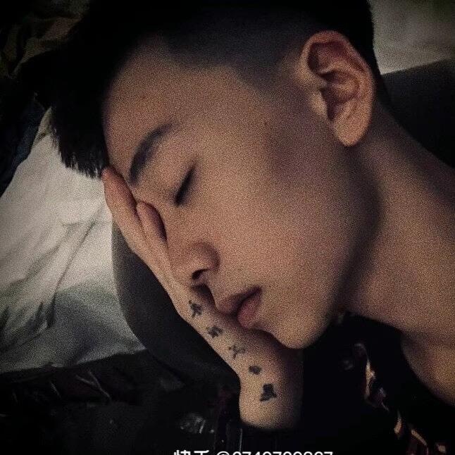江喻.