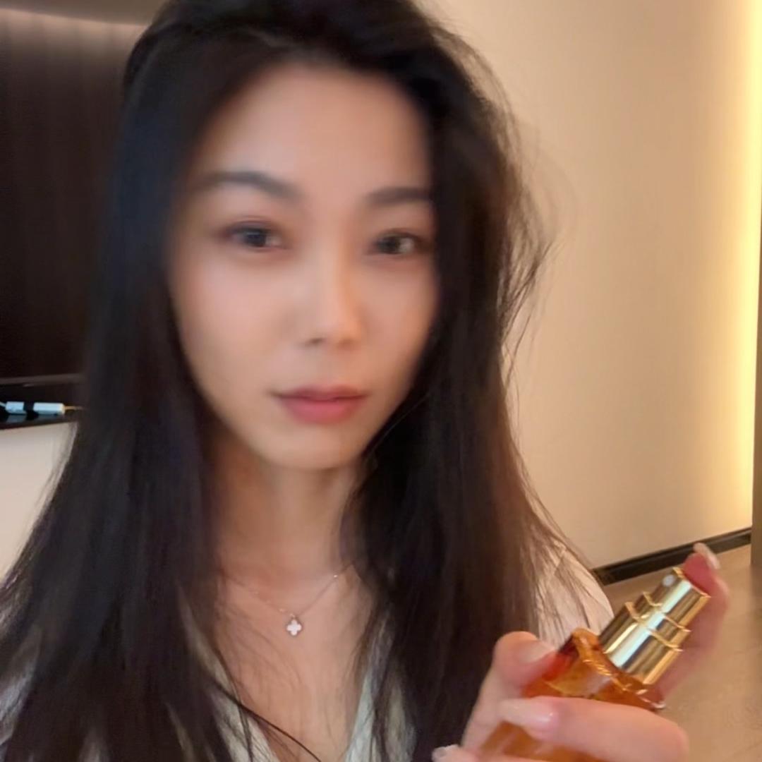 笑笑.