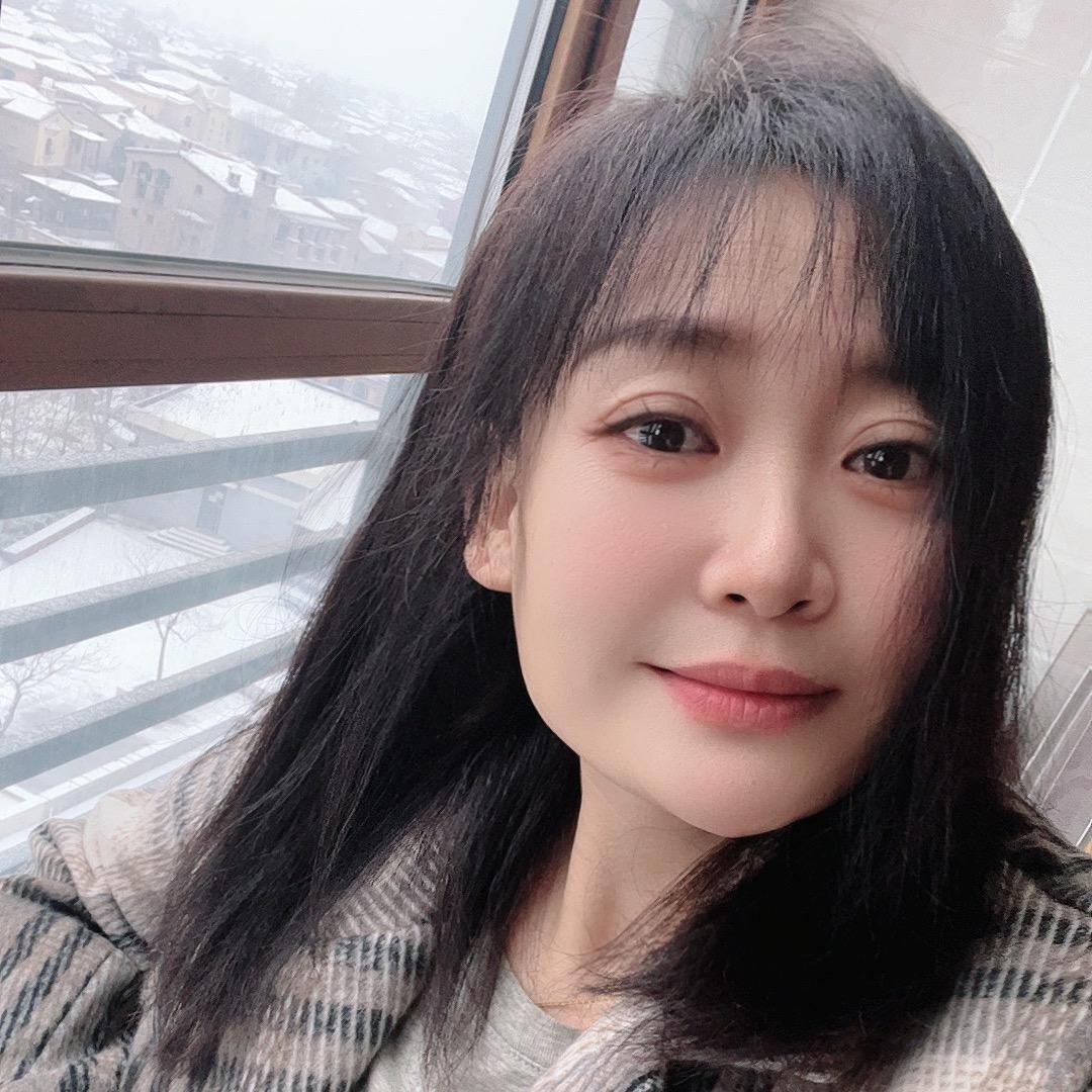 小施婚纱会馆/高级化妆师