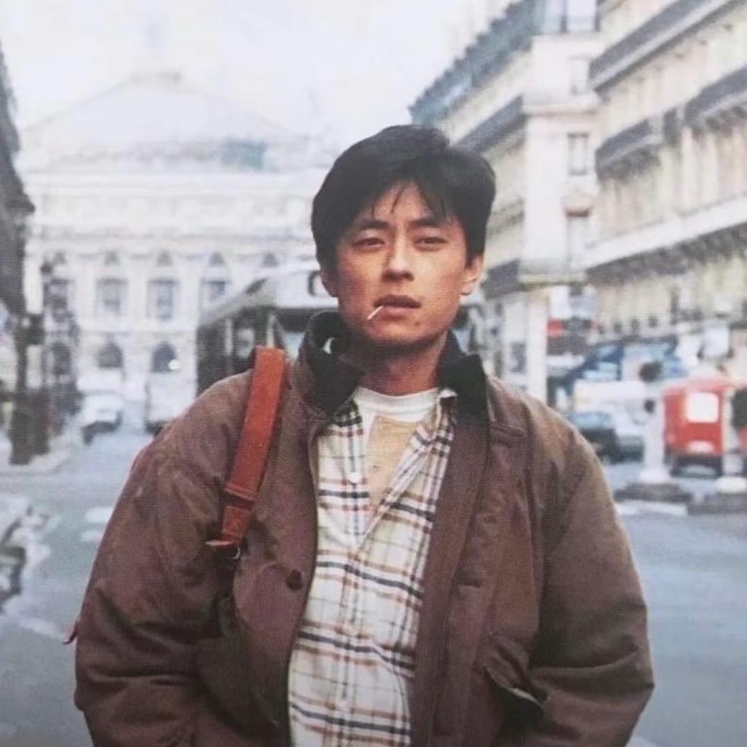 娇羞壮汉在公交车上被18个寡妇轮流让座