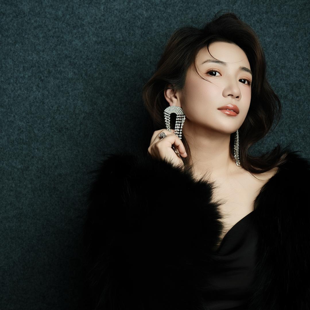 中月鸿徐玲