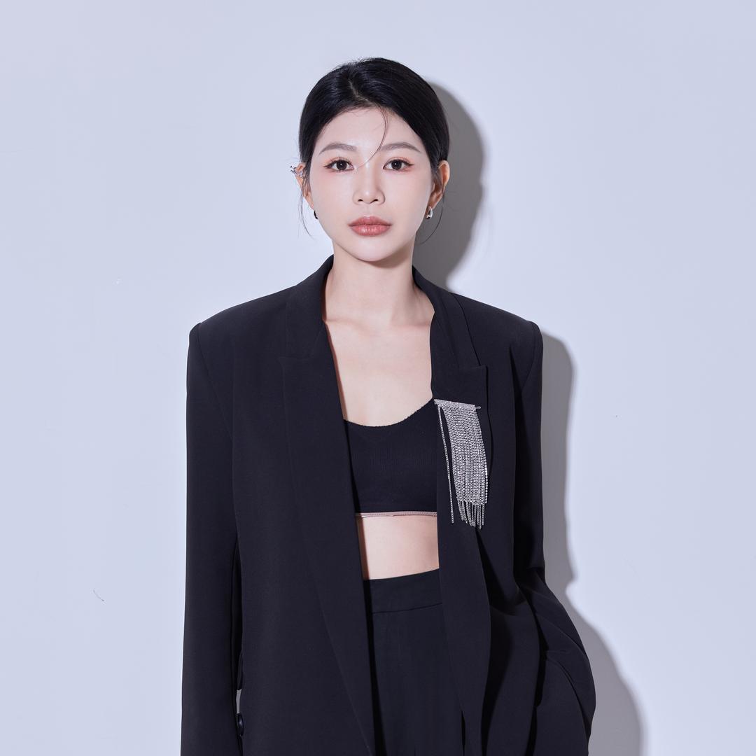 伍亿佳佳
