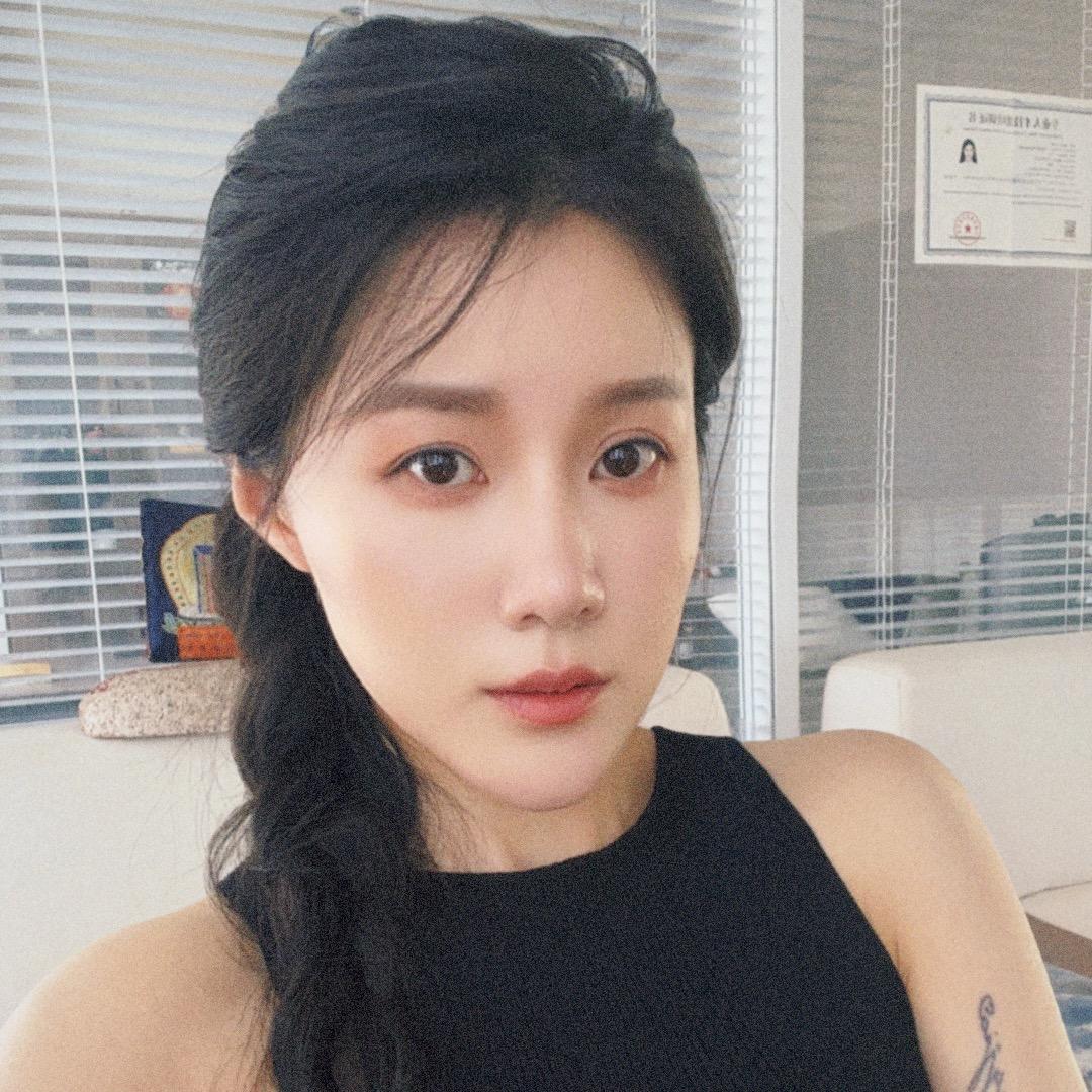 抱胡萝卜的小兔
