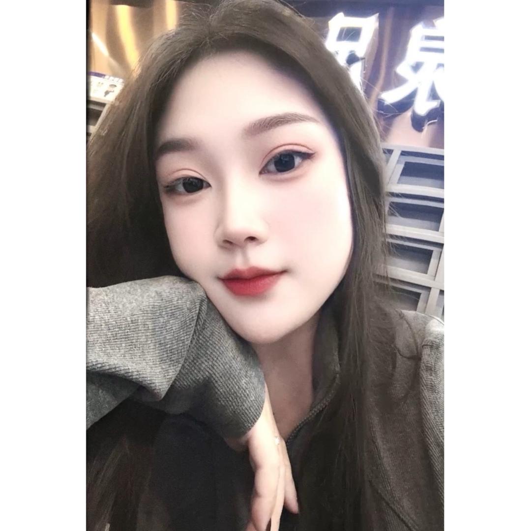 璐璐 .