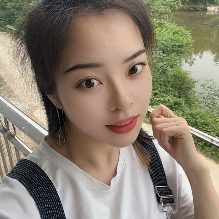 美美爱唱黄梅戏。