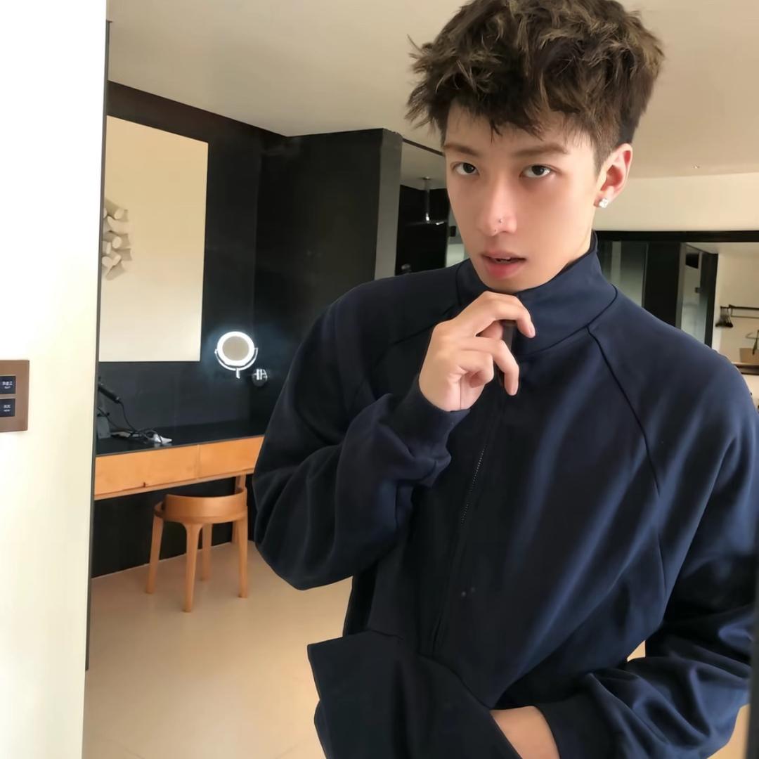 我那天在食堂看到你吃麻辣烫吃得鼻涕拿聋的