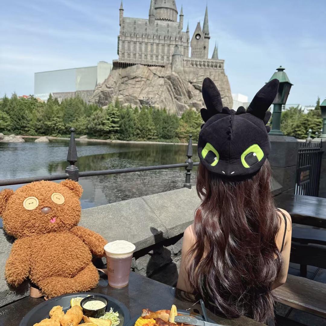 苏苏在环球拍照（环球富士独立女摄）