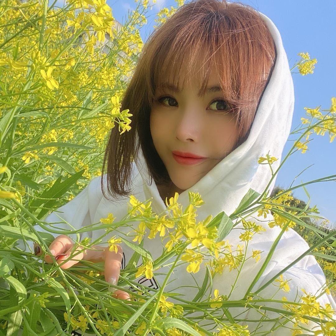 伍 小 姐