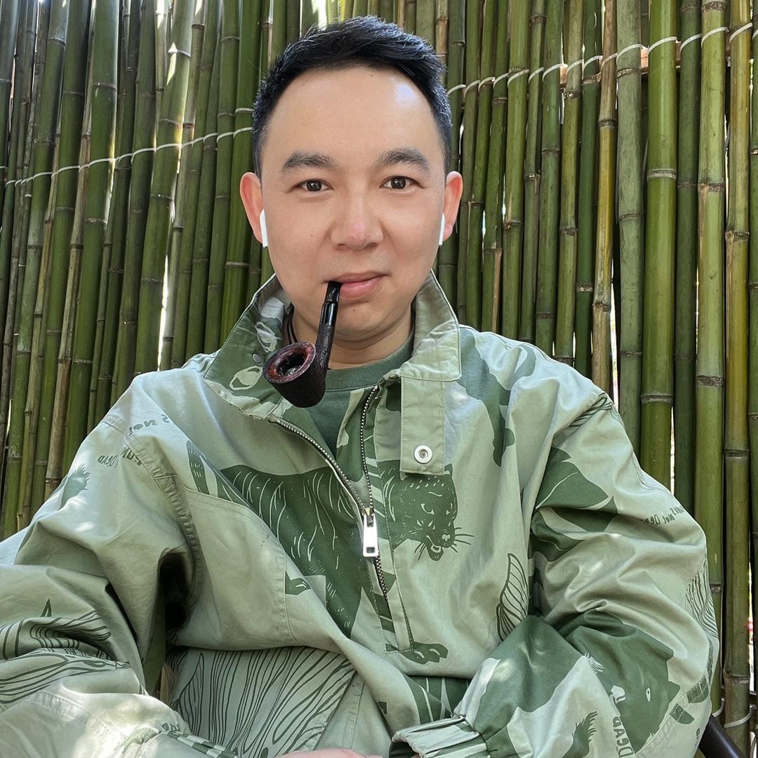 老贝玩烟斗的老贝