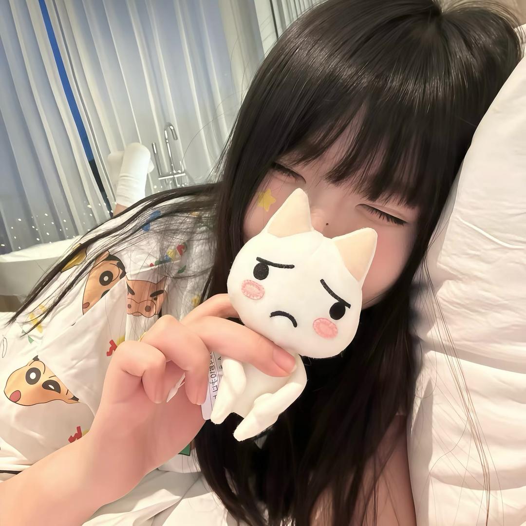 喵了个咪^›⩊‹^ ੭