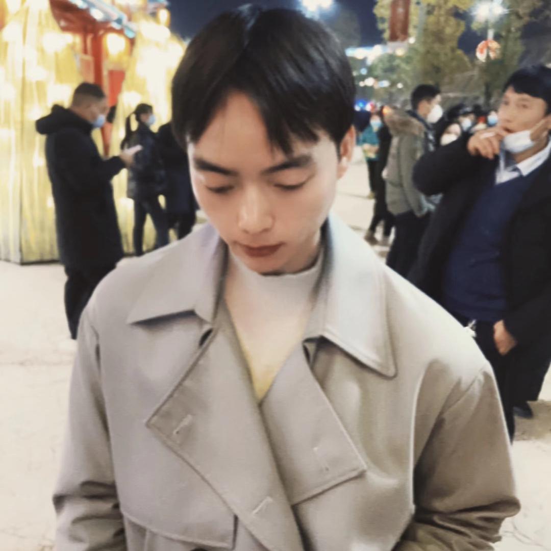 小何