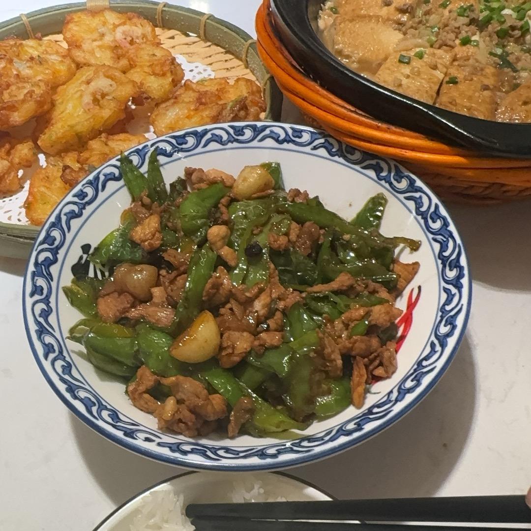 扮🐷吃饲料
